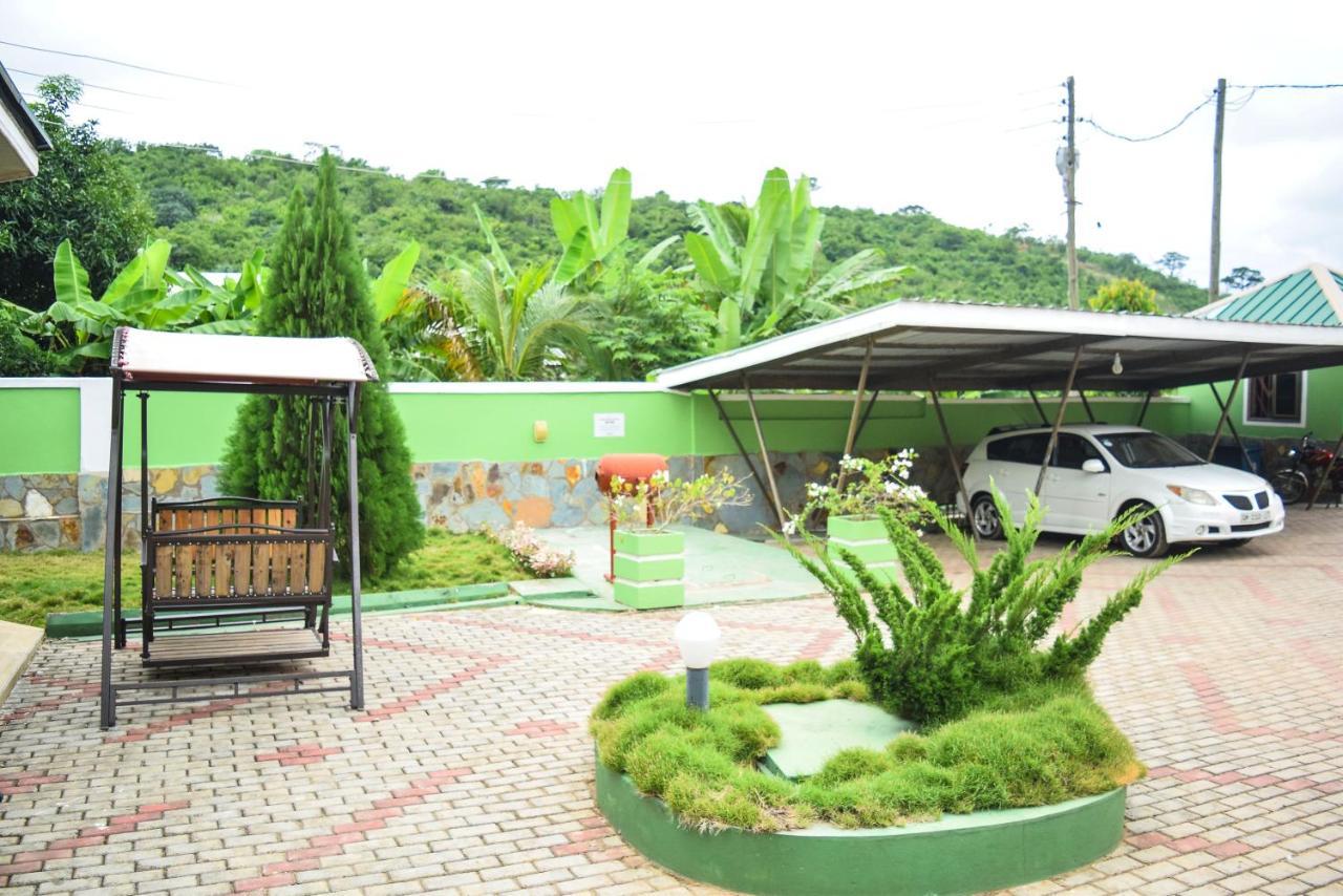 3A'S Guest House Akosombo Bagian luar foto