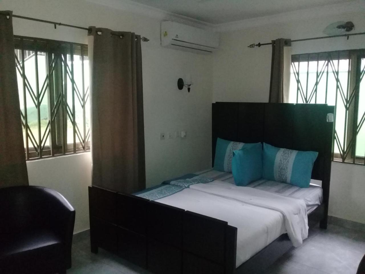 3A'S Guest House Akosombo Bagian luar foto