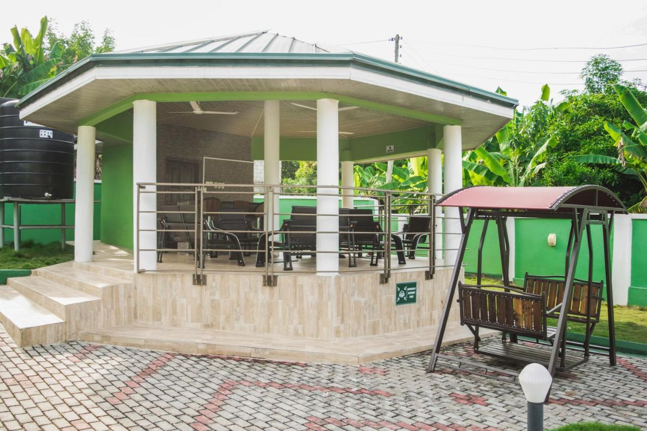 3A'S Guest House Akosombo Bagian luar foto