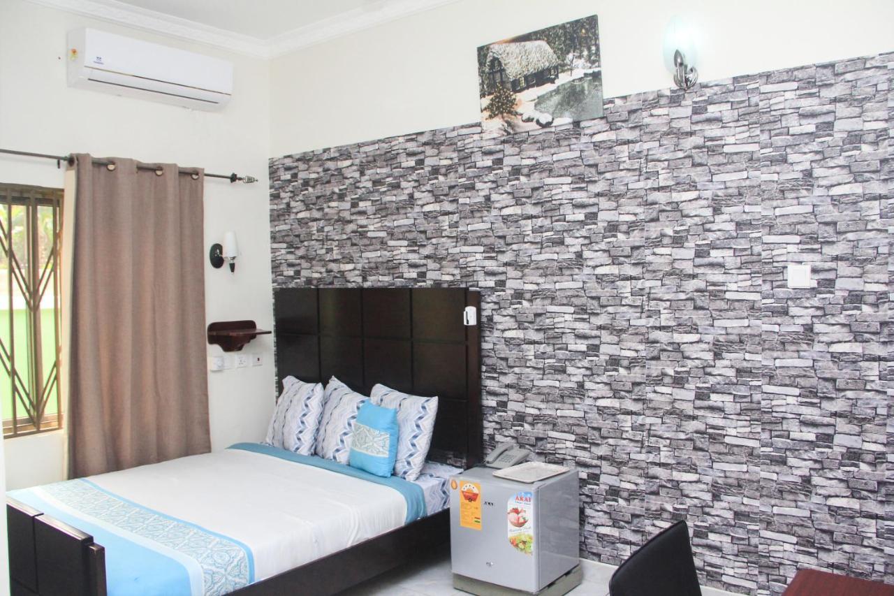 3A'S Guest House Akosombo Bagian luar foto