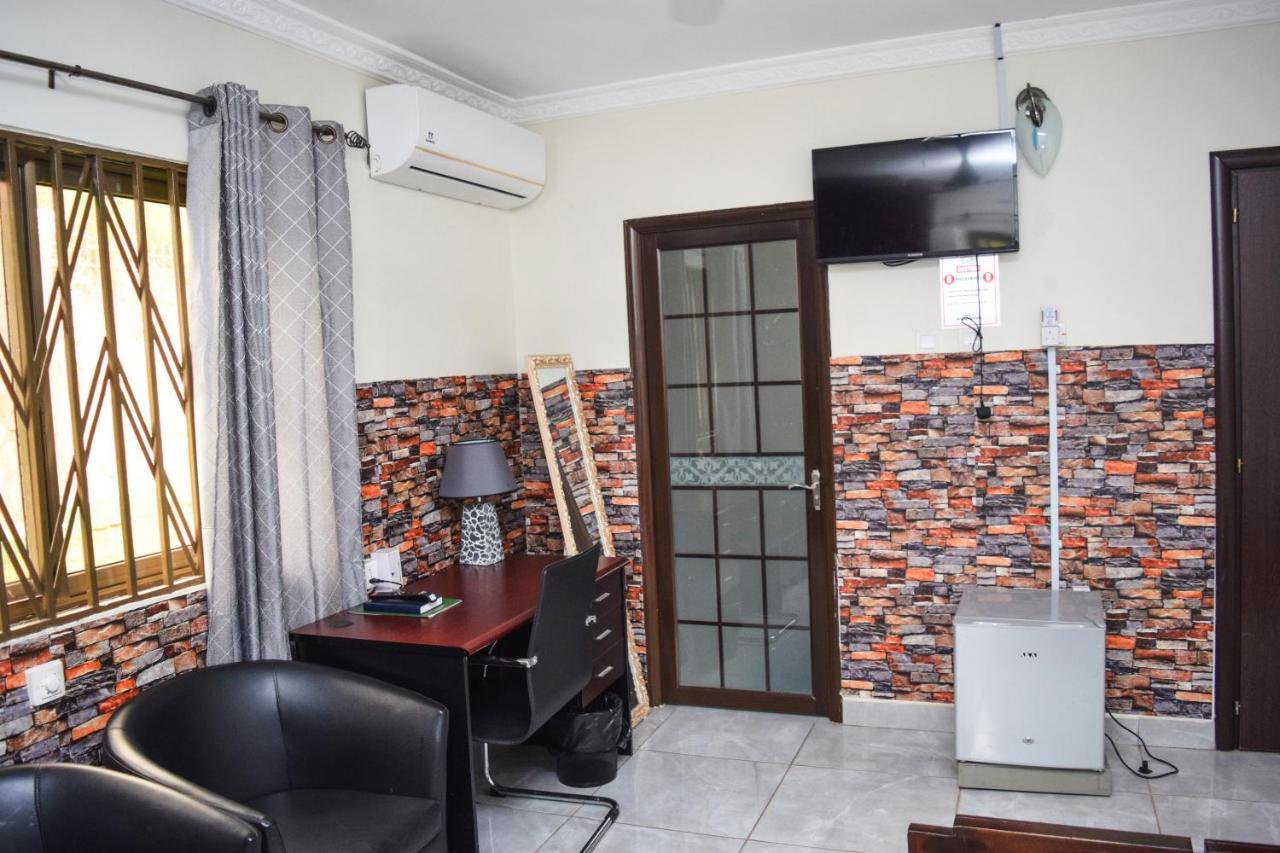 3A'S Guest House Akosombo Bagian luar foto