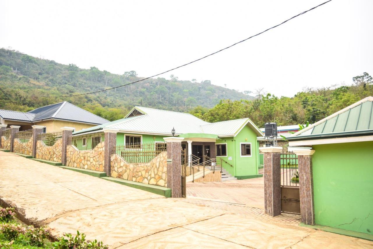 3A'S Guest House Akosombo Bagian luar foto
